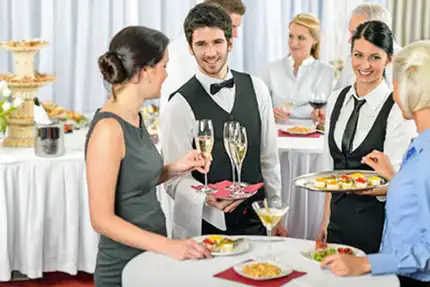 Foto: Servicepersonal bedient Gäste