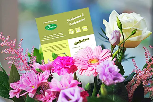 Blumenstrauß mit eingestecktem Gutschein