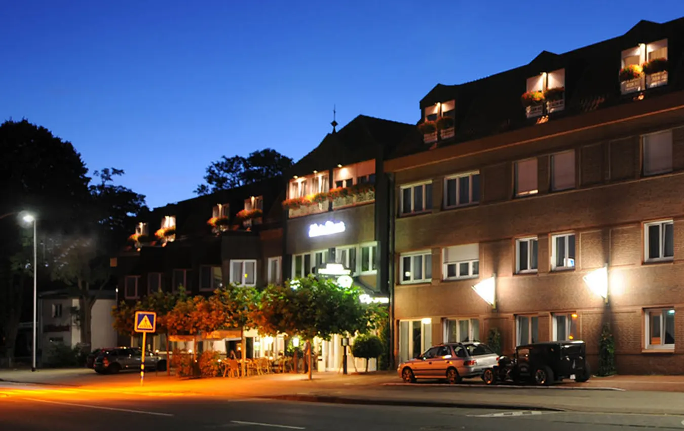 Stammhaus Nachts/Main Building at Night