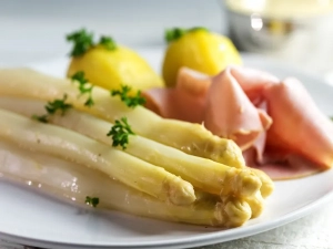 Foto/Photo: Tellergericht Spargel mit Schinken/Plate dish: asparagus with ham