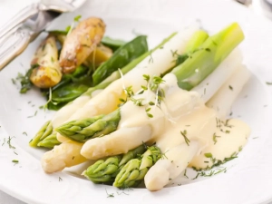Foto/Photo: Tellergericht Spargel grün und weiß/Plate dish asparagus green and white