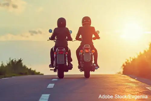 Foto: 2 Motorradfahrer in der Morgensonne