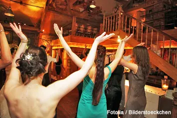 Foto: feiernde Hochzeitsgäste