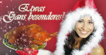 Foto: Weihnachtsschönheit präsentiert Gänsebraten