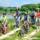 Foto: Familienausflug mit dem Fahrrad auf Feldweg