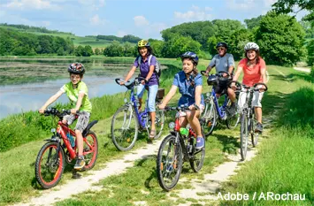 Foto: Familienausflug mit dem Fahrrad auf Feldweg