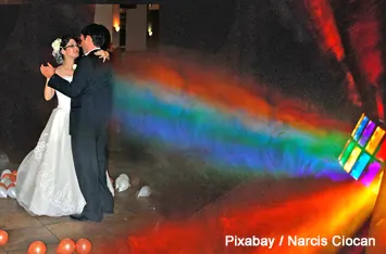 Foto eines tanzendes Brautpaares